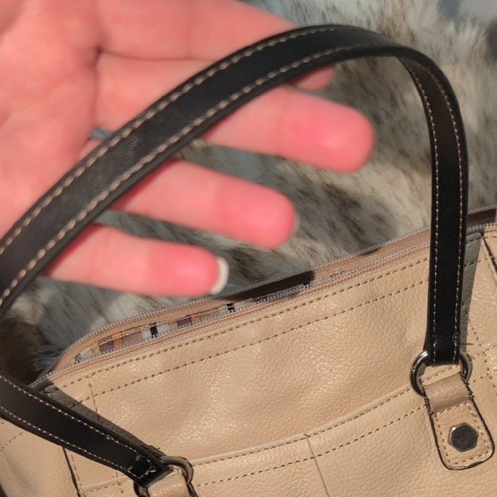 Tignanello Tan Shoulder Bag with Textured Leather and Metal Hardware In Amazing! - Picture 9 of 10